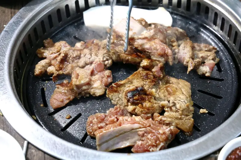 숯불 위에서 맛있게 익어가는 돼지갈비