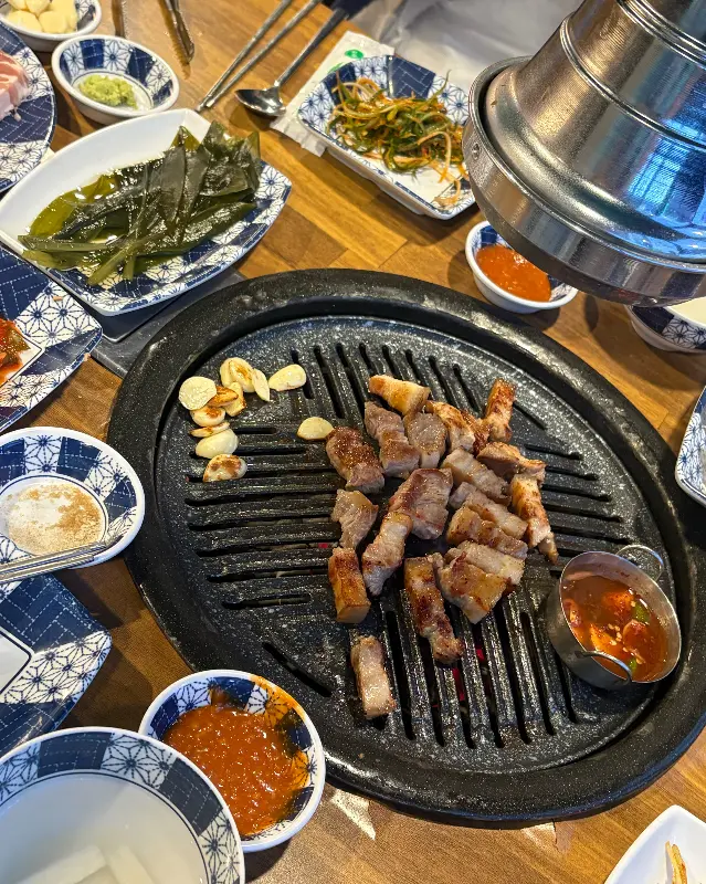 숯불 위에 구워 먹는 마늘