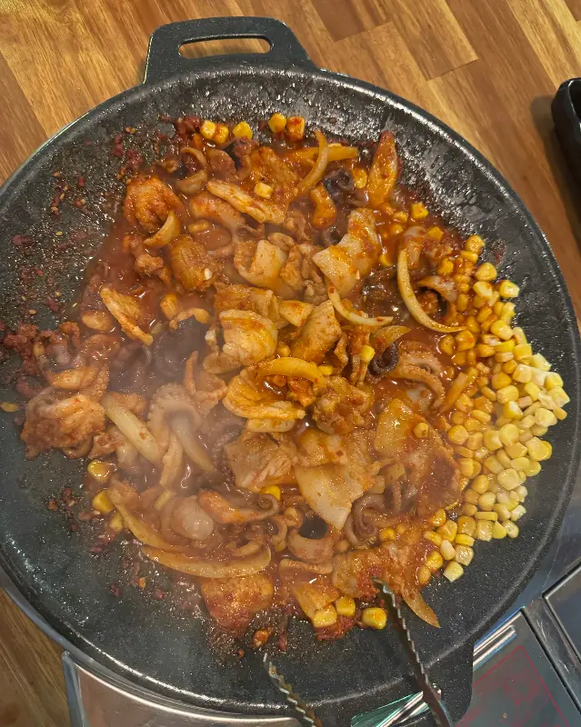 매콤한 쭈꾸미와 푸짐한 삼겹살의 조화