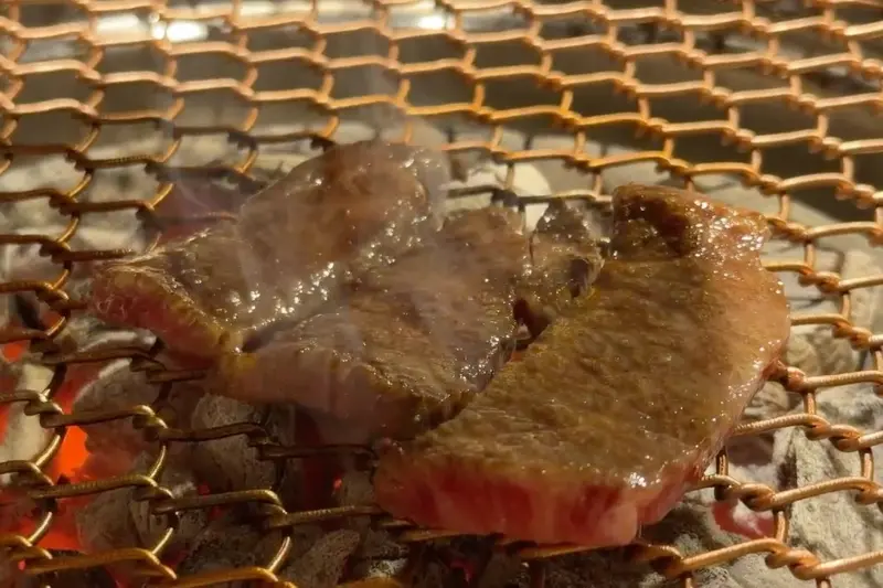 숯불 위에서 익어가는 소고기