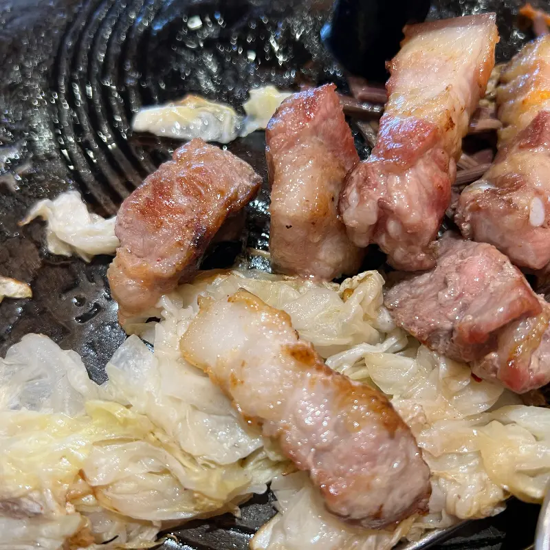 잘 구워진 삼겹살 조각들