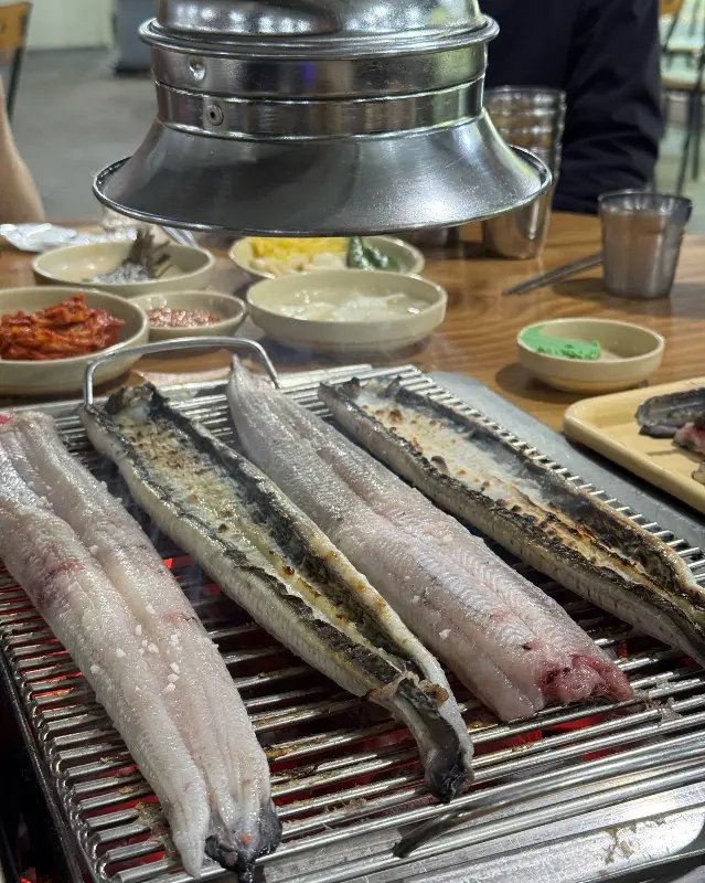 숯불 위에서 익어가는 장어