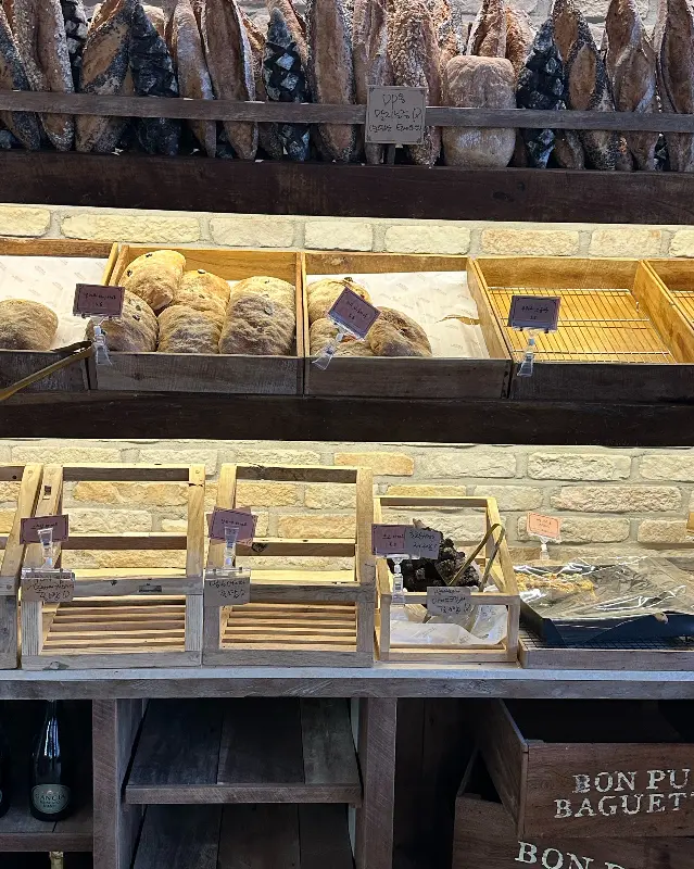 진열대에 놓인 다양한 빵들