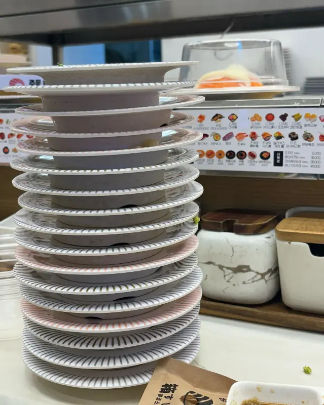 테이블에 쌓인 빈 접시들