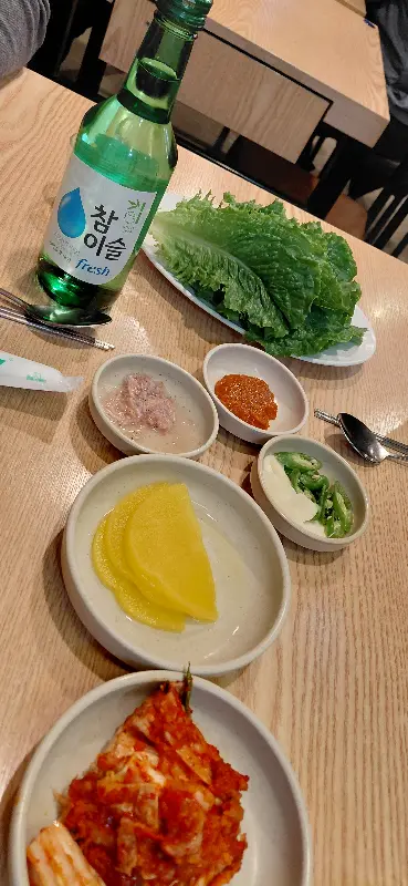 보쌈과 함께 곁들이는 다양한 반찬들