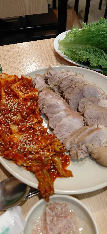 윤기가 흐르는 보쌈과 매콤달콤한 보쌈김치