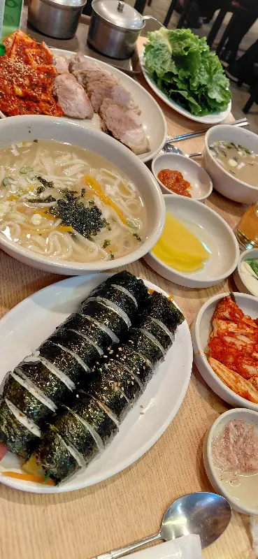 푸짐하게 차려진 칼국수와 보쌈, 김밥