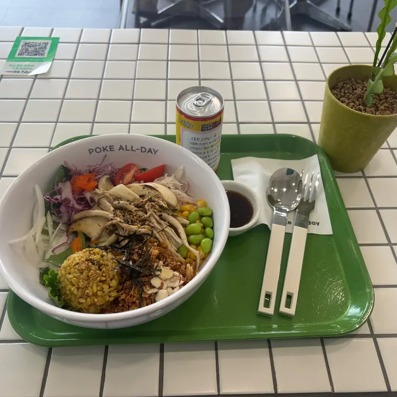 깔끔하게 차려진 포케 한 상차림