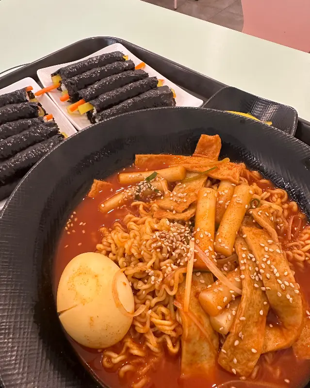 먹음직스러운 꼬마김밥과 라볶이