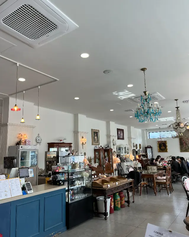 앤틱한 분위기의 카페 내부 전경