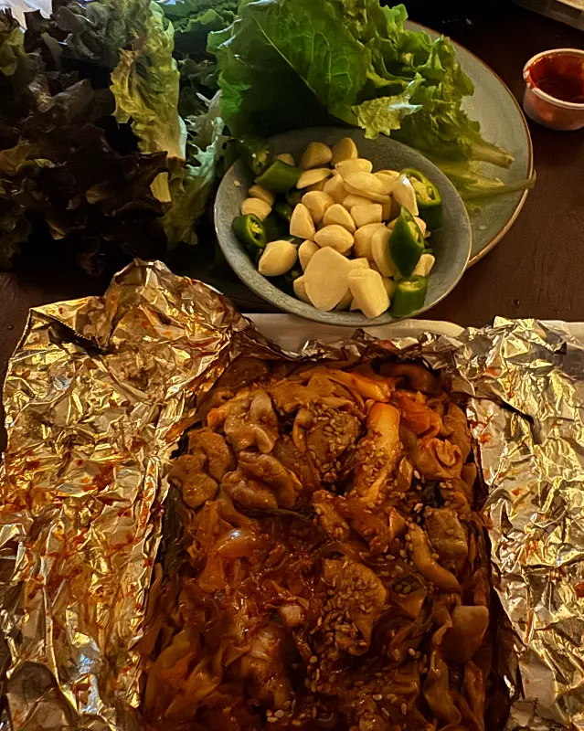 싱싱한 쌈채소와 곱창