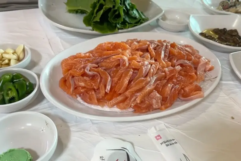 신선한 송어회 한 상차림