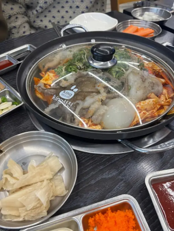 싱싱한 쭈꾸미가 가득한 샤브샤브 냄비