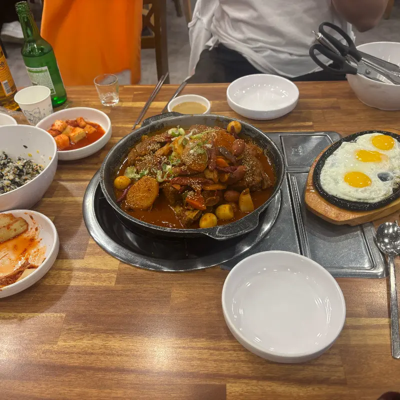 푸짐한 양의 감자탕 한 상 차림