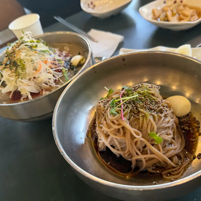 깔끔하고 넓은 매장 내부