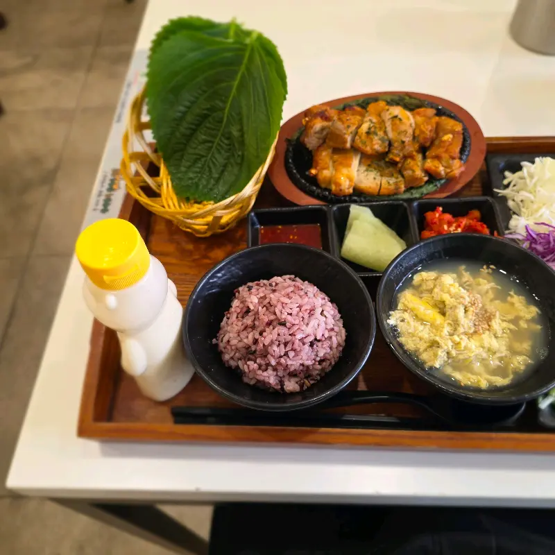 정갈하게 차려진 닭쌈밥 한 상 차림