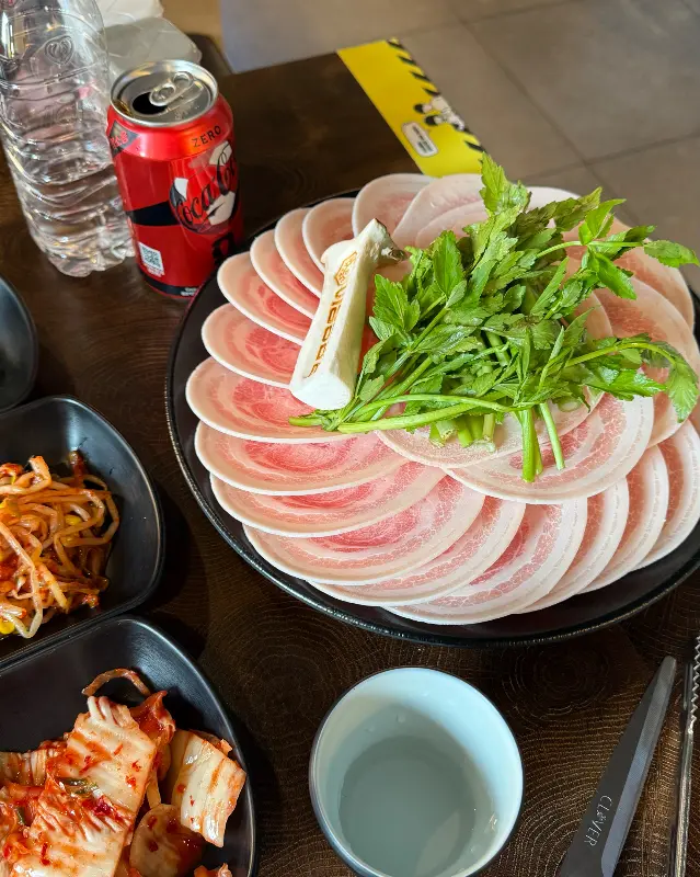 푸짐하게 차려진 냉꽃삼겹 한 상 차림