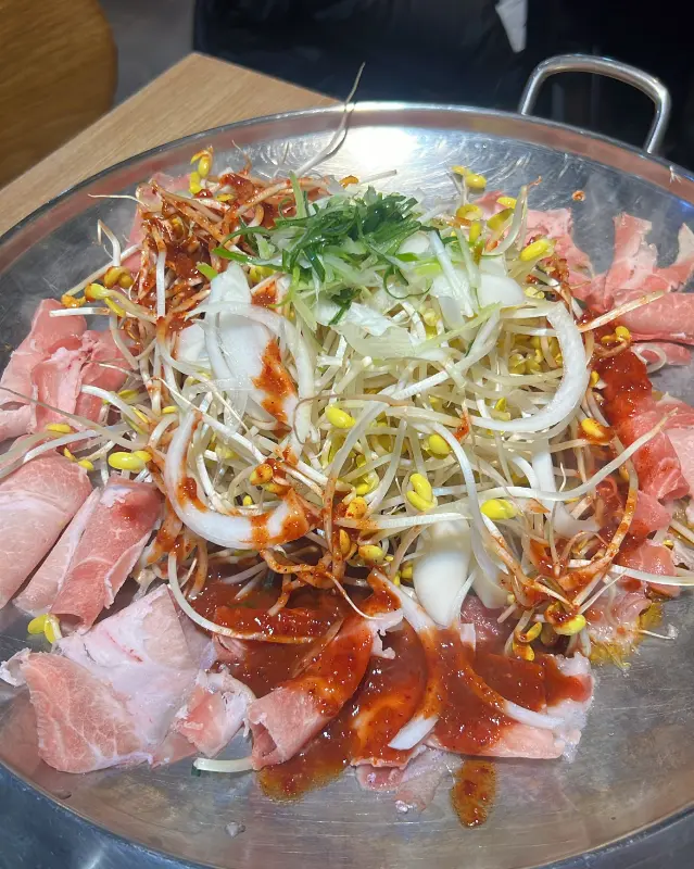 푸짐하게 담겨 나온 콩불