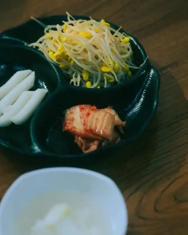 정갈하게 담겨 나온 콩나물, 떡, 김치의 모습