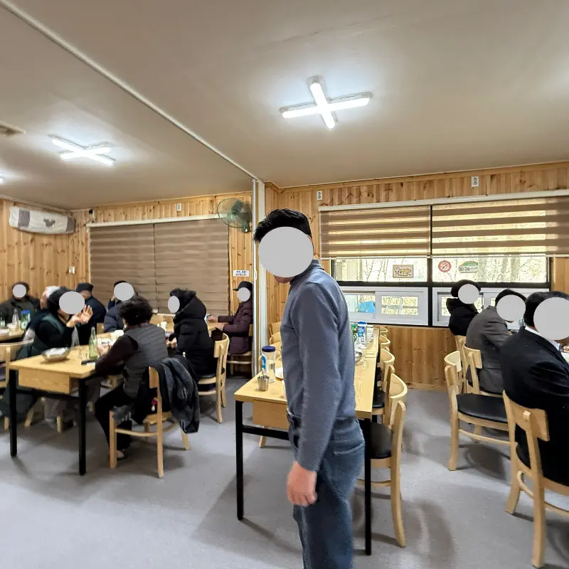 손님들로 가득한 내부