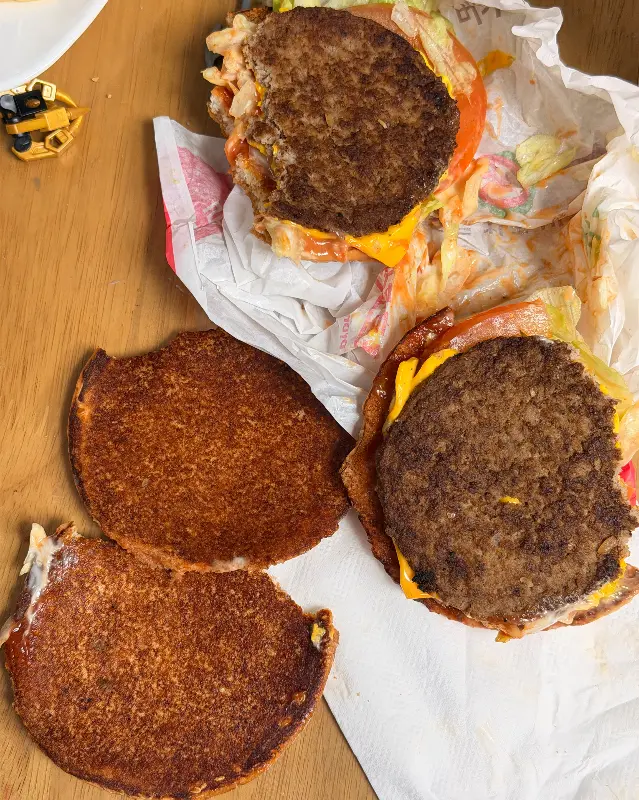 먹음직스러운 토마토 치즈 버거