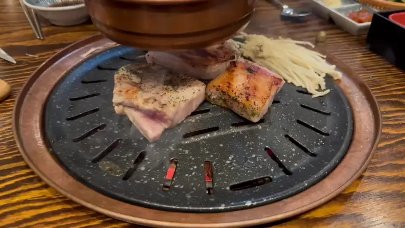 숯불 위에서 구워지고 있는 삼겹살