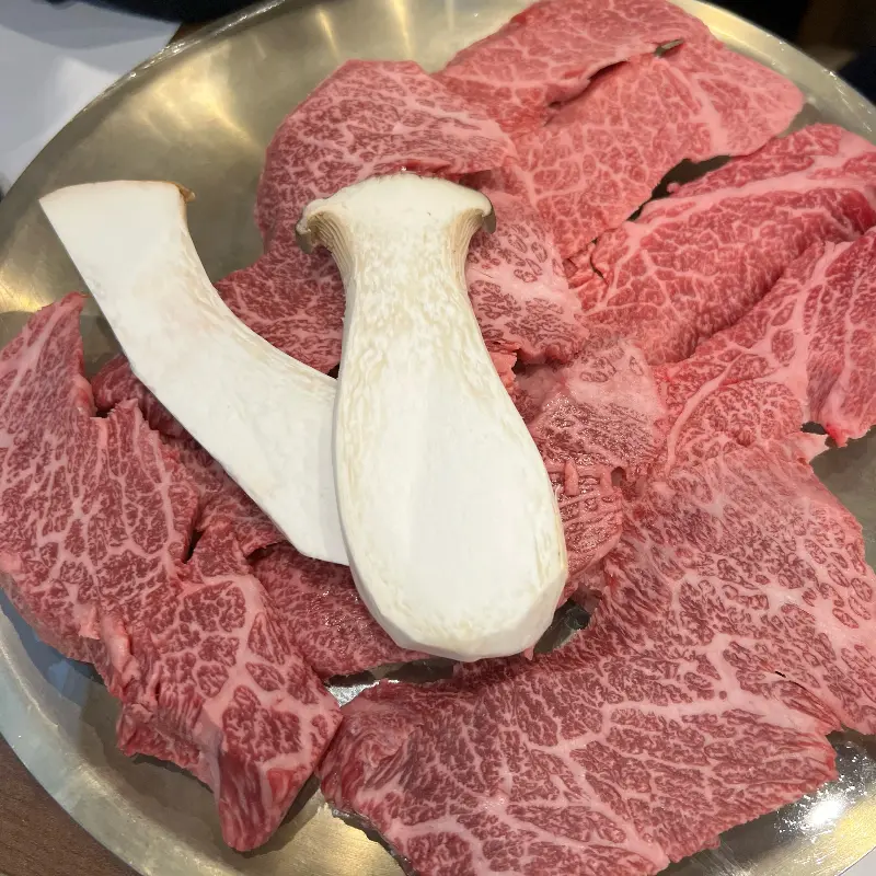 신선한 한우와 버섯의 조화