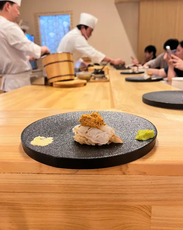 스시를 만드는 셰프님의 모습