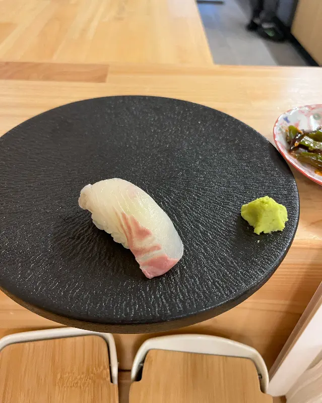 정갈하게 담긴 초밥 한 점