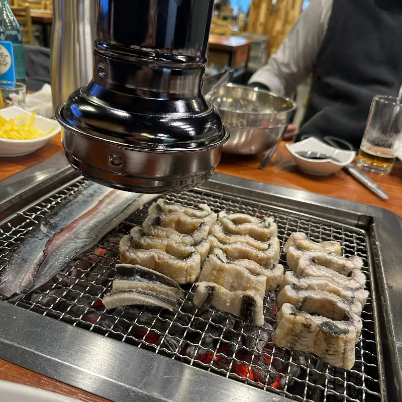 장어를 굽는 모습