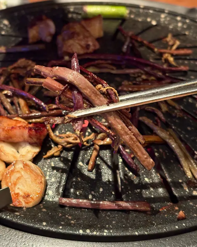 불판 위에서 구워지는 고사리