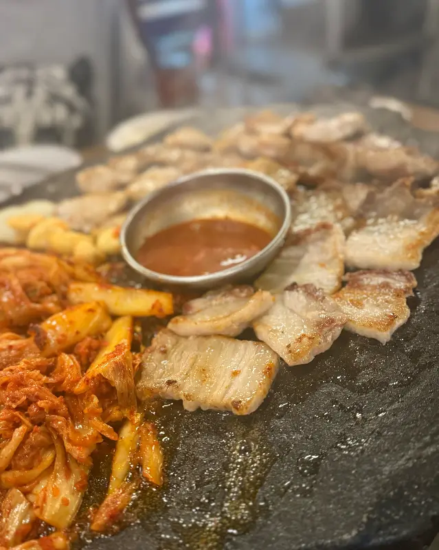 잘 익은 삼겹살과 김치