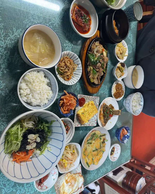 다채로운 반찬들로 가득한 꽃밥정식