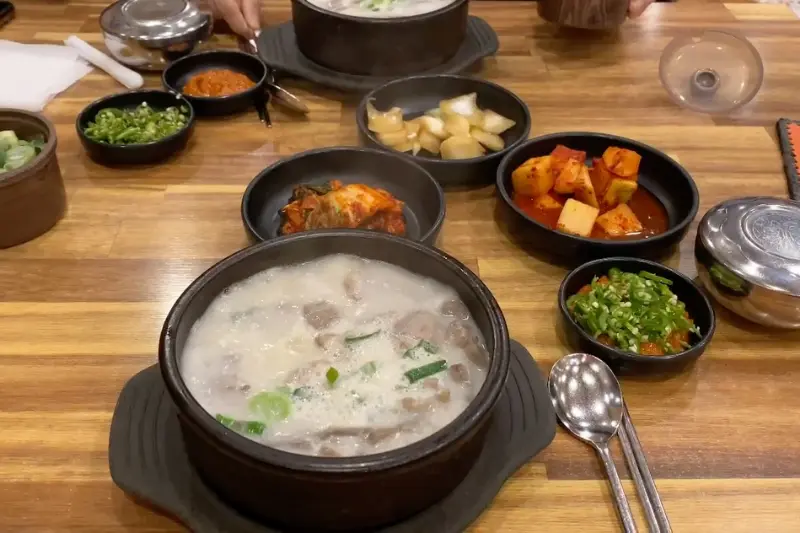 다양한 곁들임 메뉴와 함께 푸짐하게 차려진 한 상