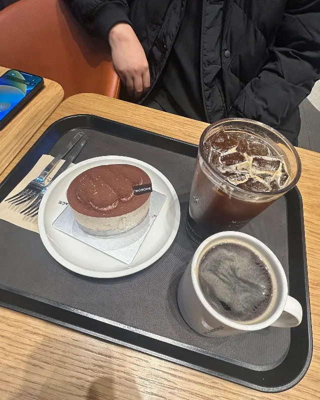 투썸플레이스 티라미수와 커피