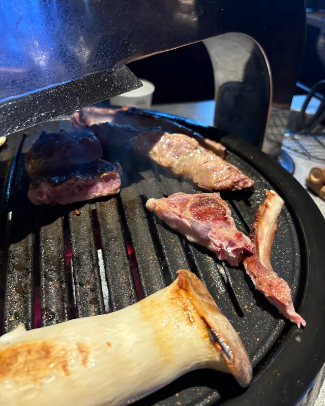 숯불 위에서 익어가는 양갈비