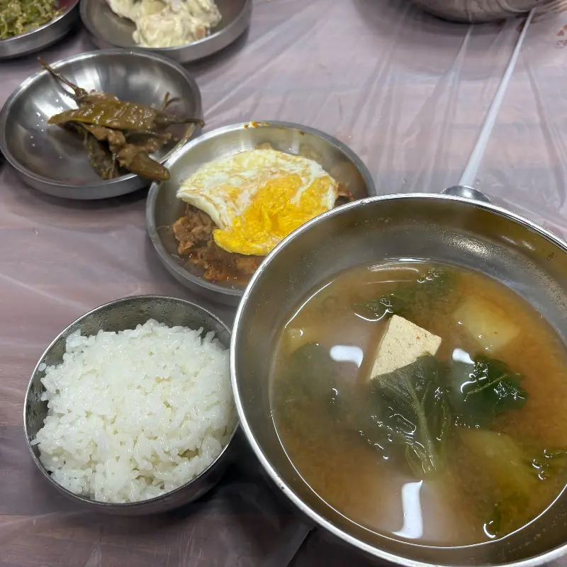 정갈하게 차려진 백반 한 상 차림