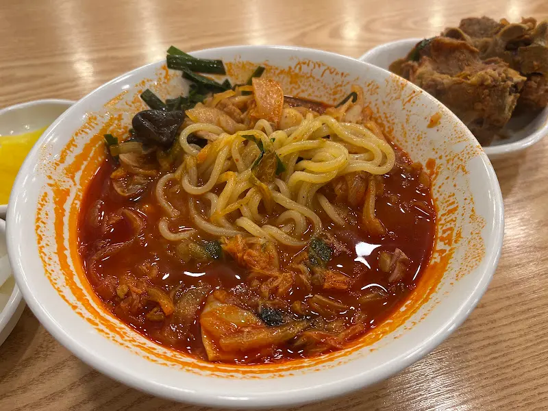 얼큰한 국물이 인상적인 뼈대있는 짬뽕