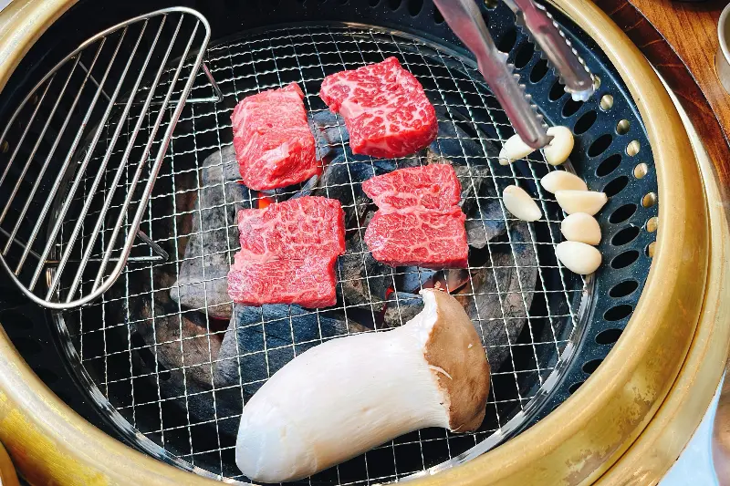 숯불 위에 구워지는 고기