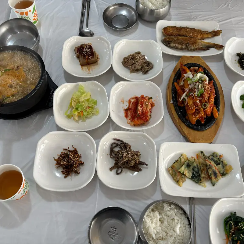 더덕구이와 조기, 전 등 다양한 반찬이 함께 나오는 정식 메뉴