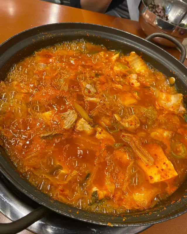 김치와 돼지고기가 가득한 김치찌개