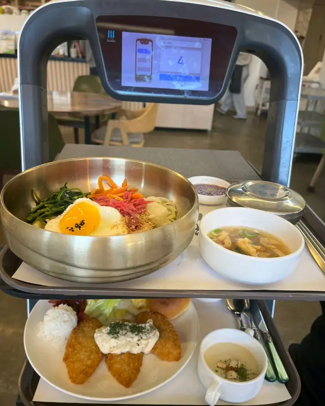 정갈하게 차려진 떡갈비 정식