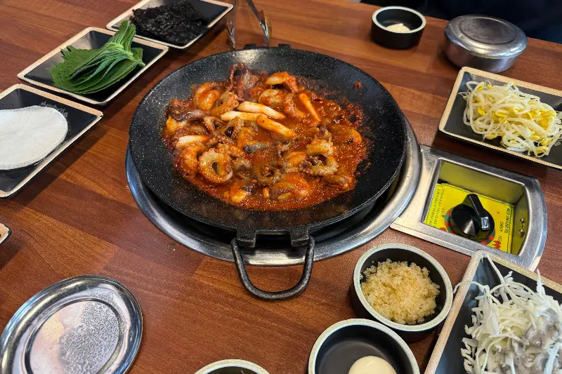 쭈꾸미 볶음과 우동 사리의 조합