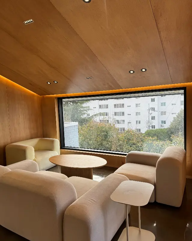 쇼케이스 안의 딸기 타르트와 롤케이크