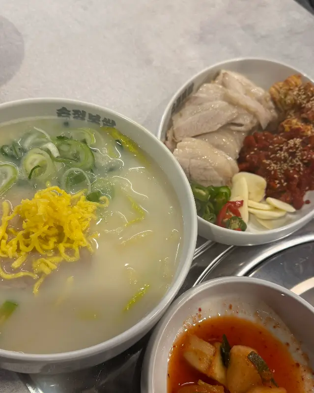 보쌈, 떡국 등이 차려진 테이블