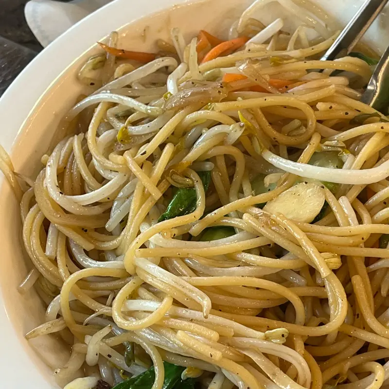 윤기가 흐르는 볶음면