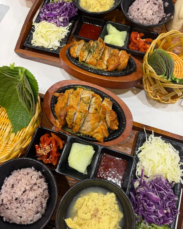 싱싱한 쌈 채소와 따뜻한 계란국