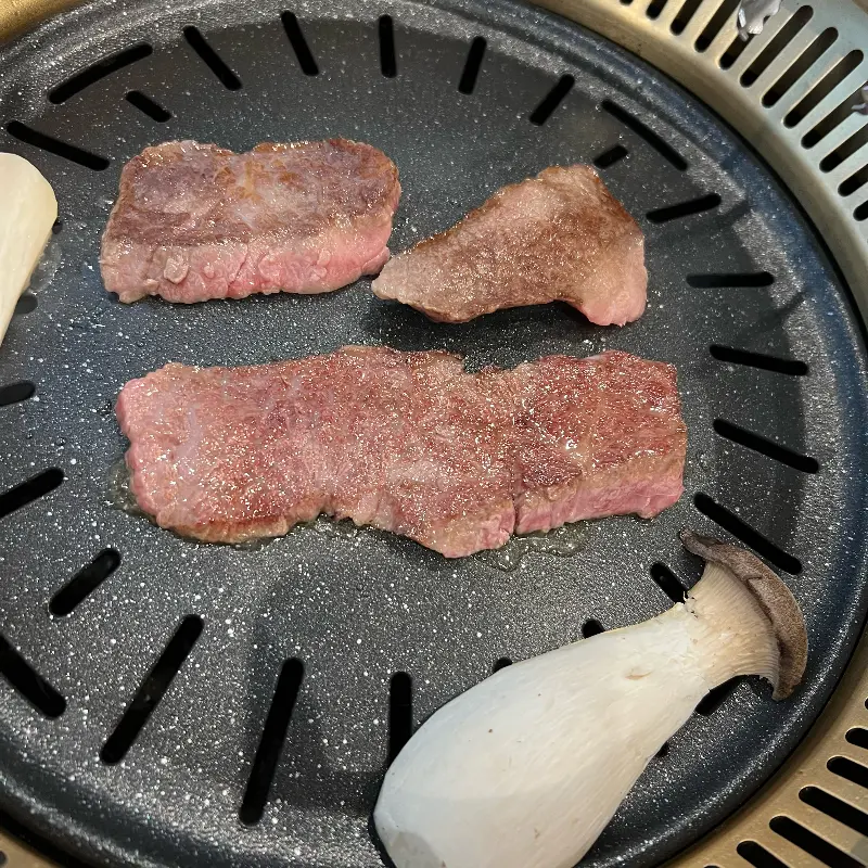 맛있게 구워진 한우 조각들