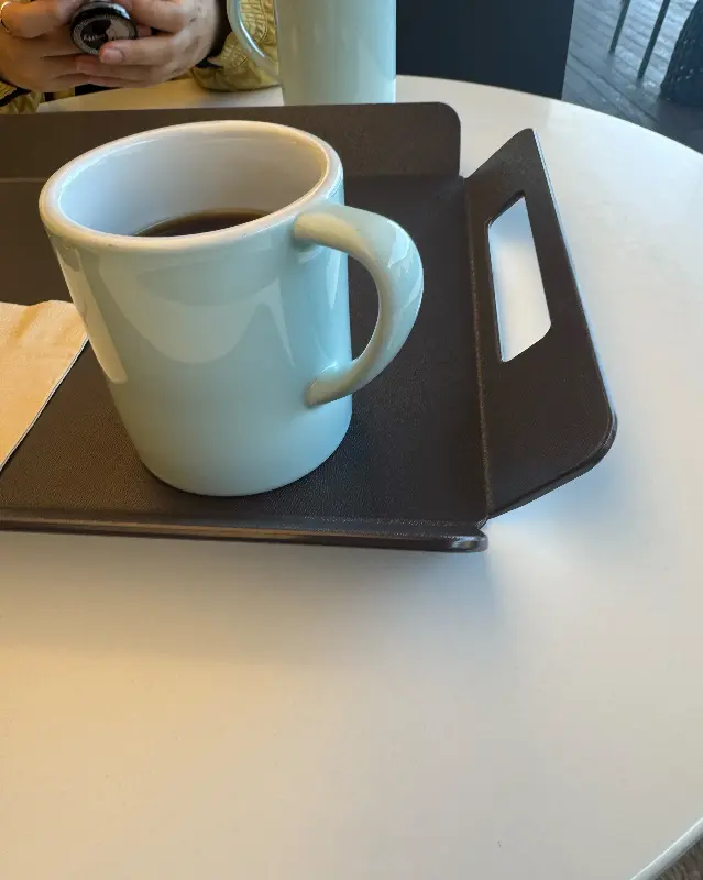 깔끔한 컵에 담긴 커피