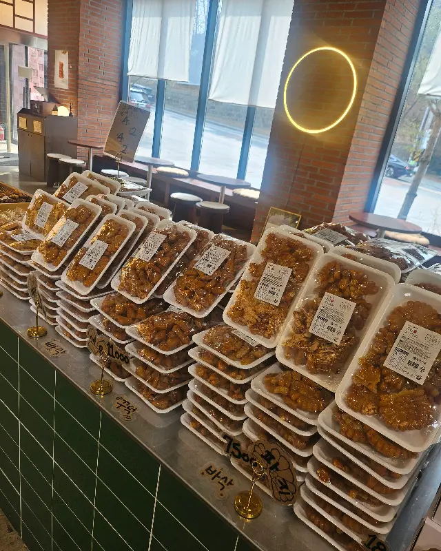 약과가 가득 쌓여있는 매대의 모습